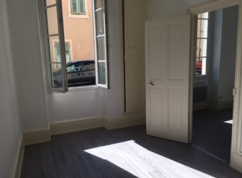 Appartement type 2 avec cour