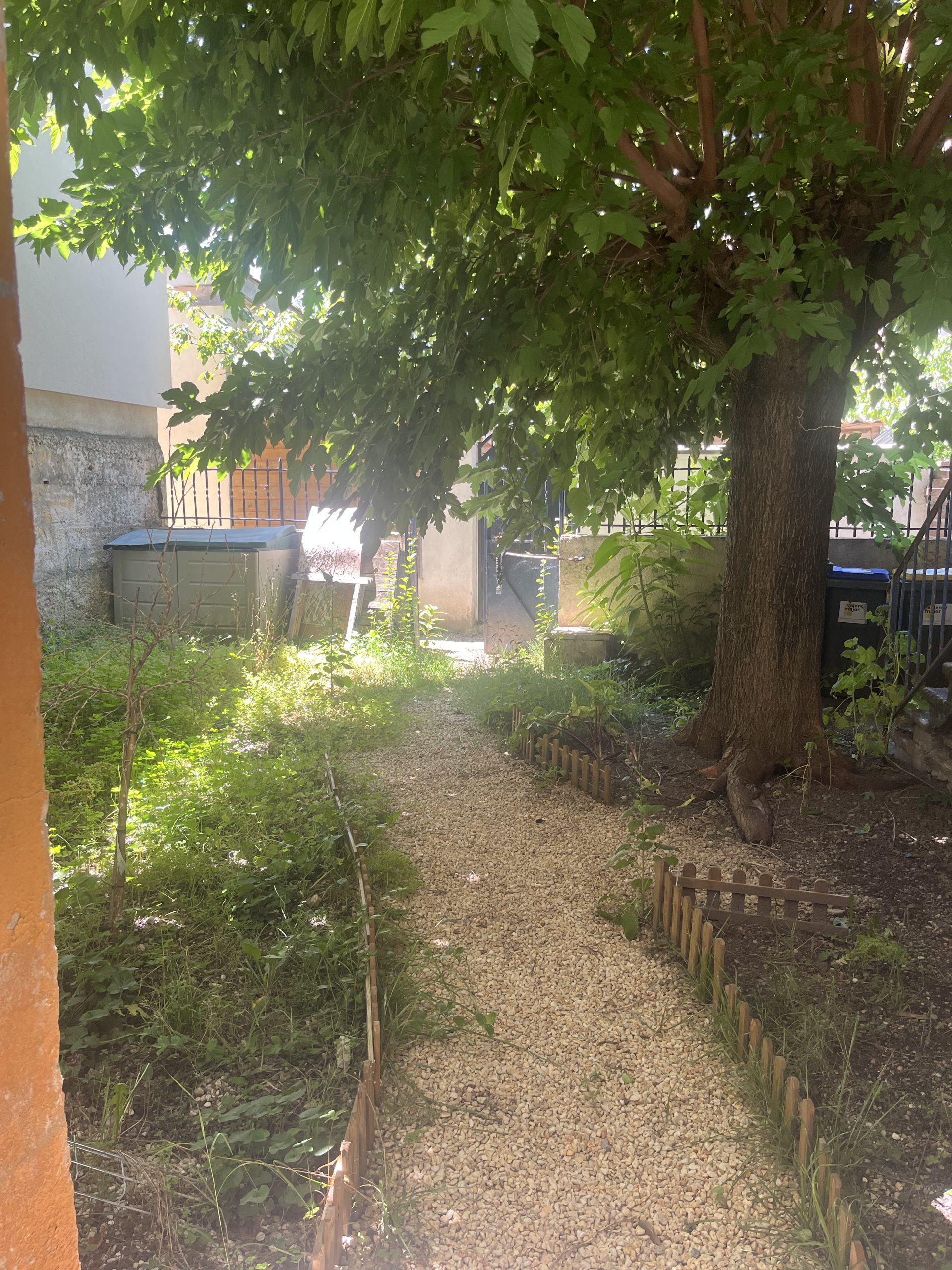 T1 calme avec accès direct au jardin — Quartier Châteauvert
